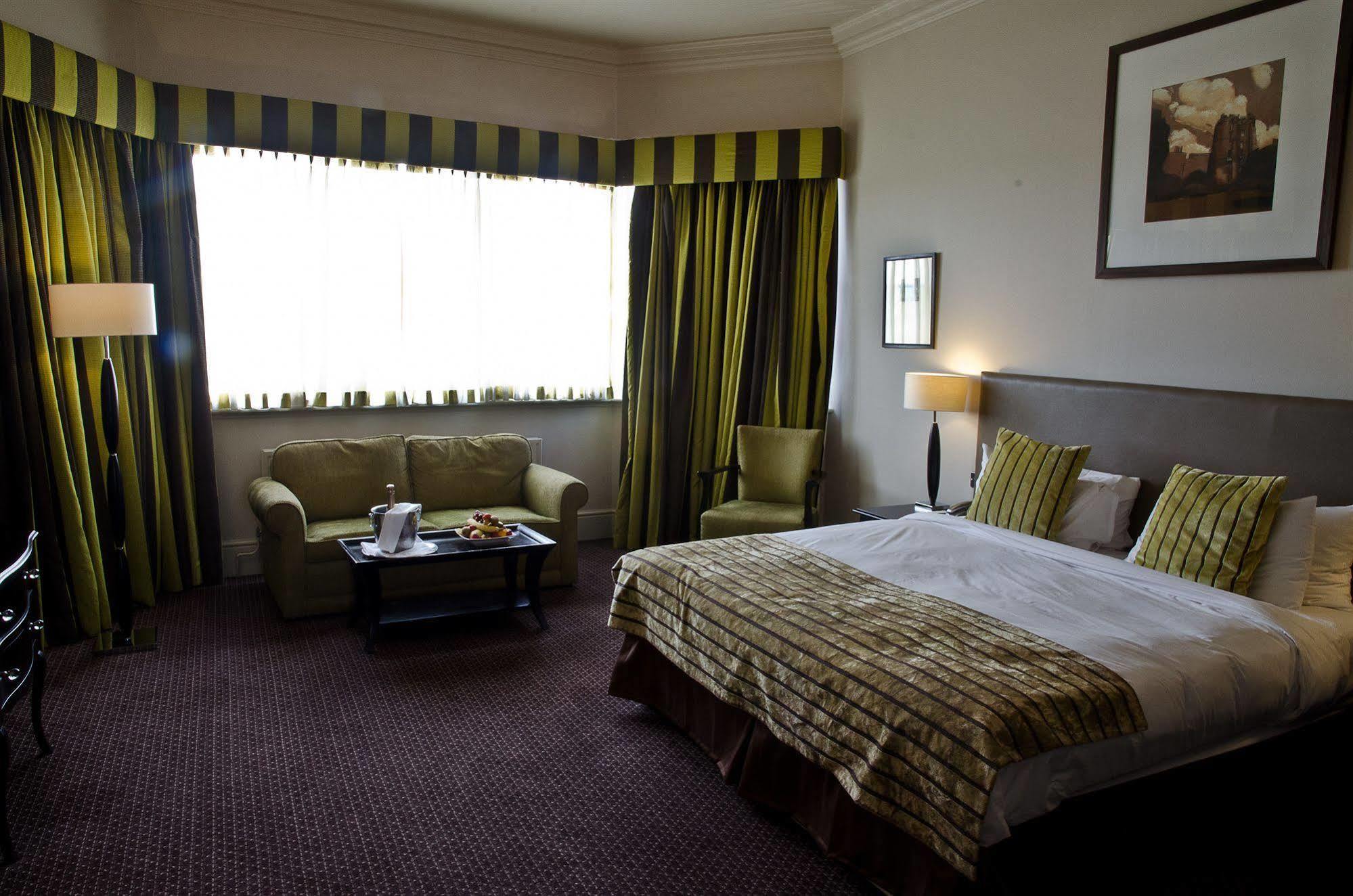 Clarion Collection Harte & Garter & 4*