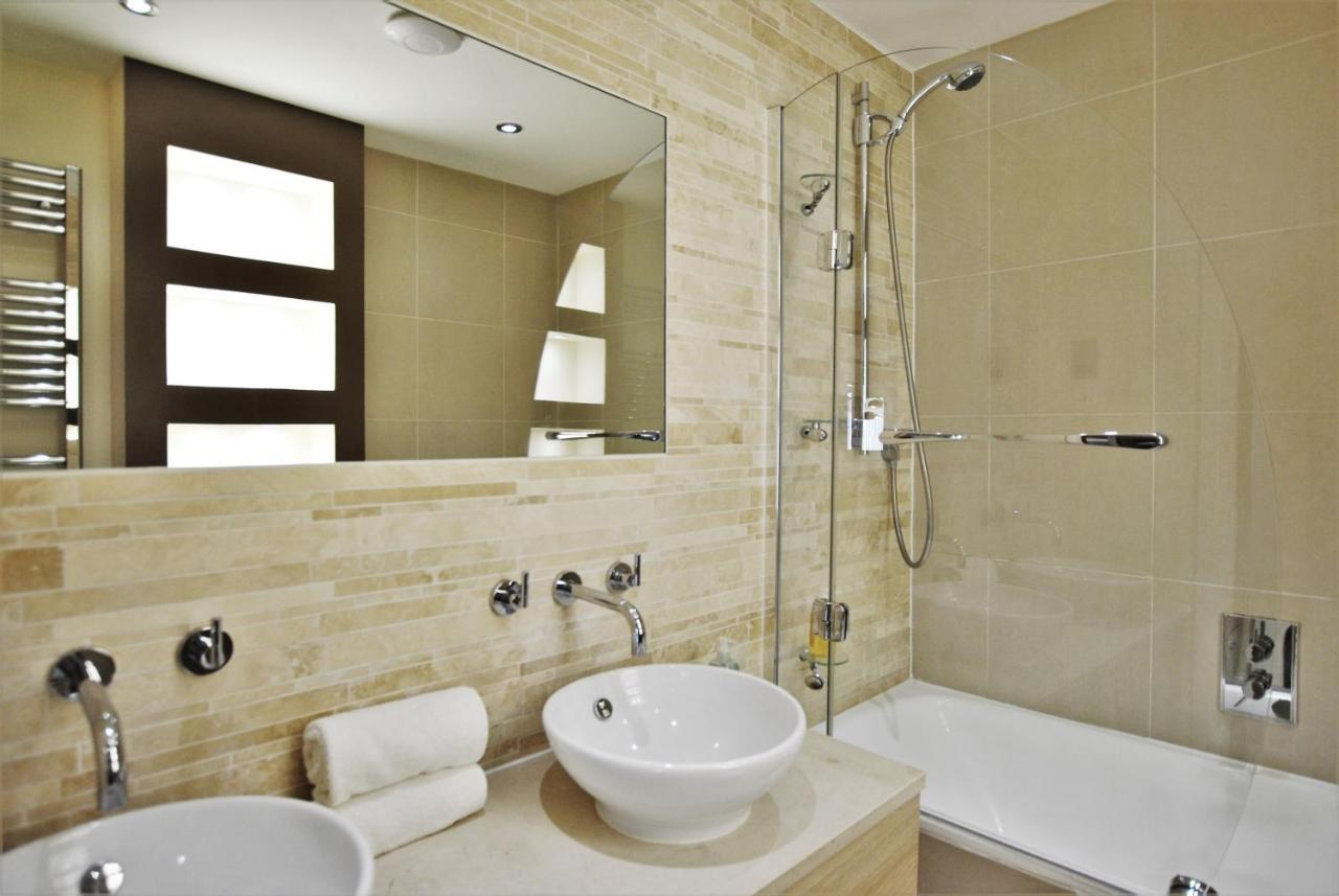 Spacious 2-bedroom With Parking In * Windsor