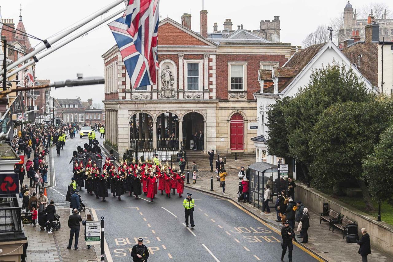Apartment Watch The Changing Of The Guard From The Window ❤︎ Of