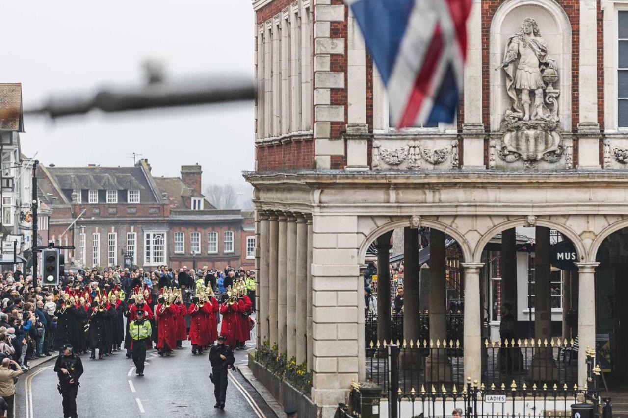 Watch The Changing Of The Guard From The Window ❤︎ Of Apartment
