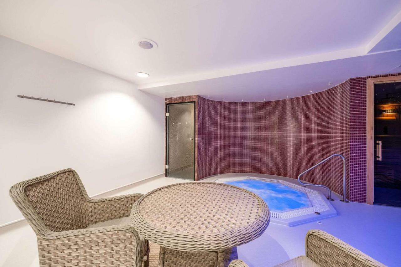 Clarion Collection Harte & Garter & 4* Windsor