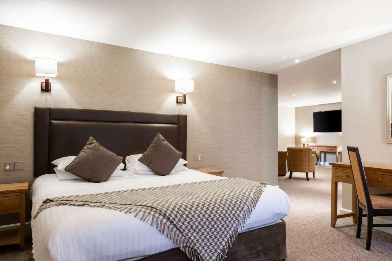 Clarion Collection Harte & Garter & 4*