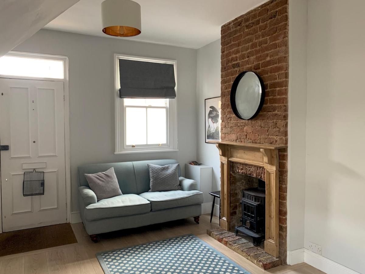 Charming Victorian House, Sleeps 4, Castle River * Windsor