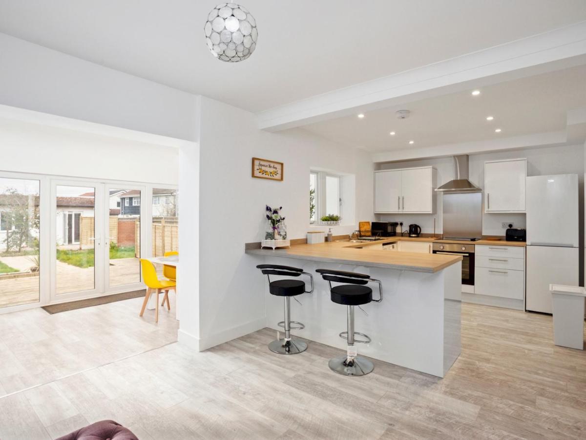 Pass The Keys Spacious And Very Modern Family Home, *
